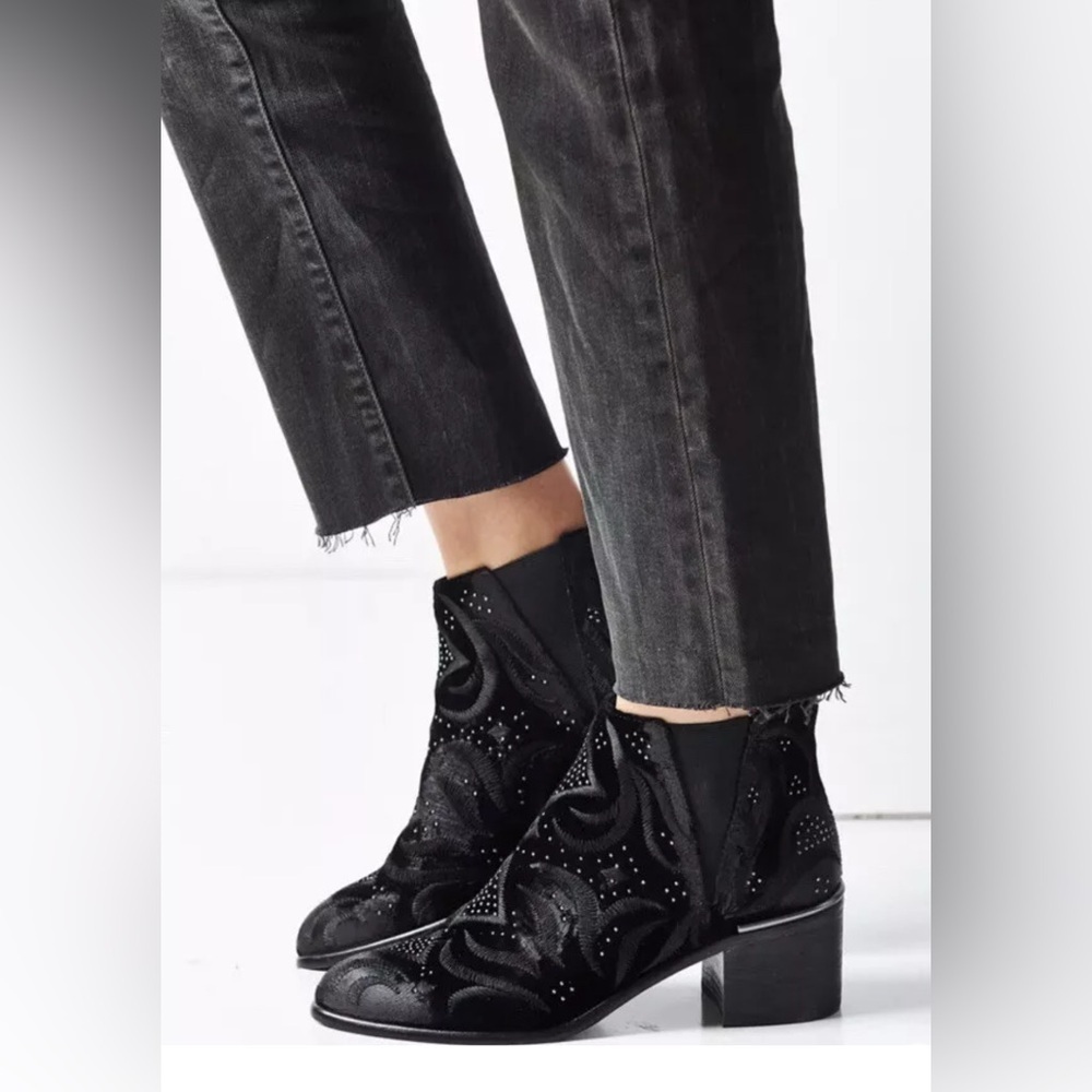 Dolce Vita Preston Black Velvet Ankle Boot Size 6.5 EUC
